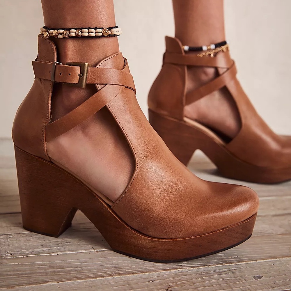 FREE PEOPLE Cedar Clog - Tan